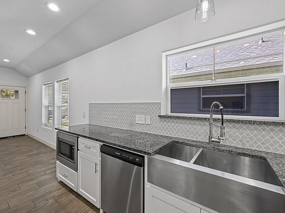5th image of 607 E Carter St