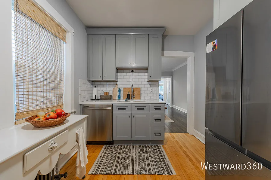 2bed/1bath with garage parking — Photo 2