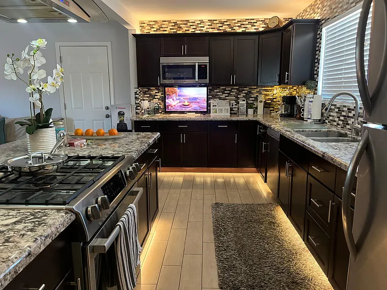 4708 N Miller Rd — Photo 1