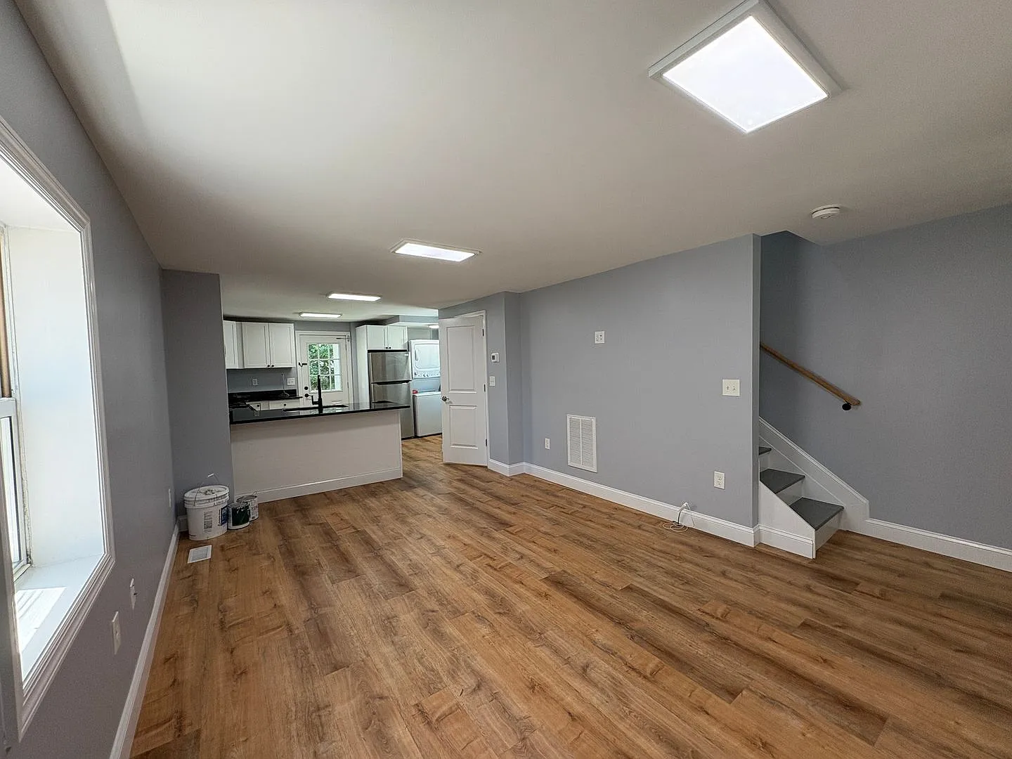 Gorgeous 3 bedroom 1 1/2 bathroom Single Family House — Photo 3