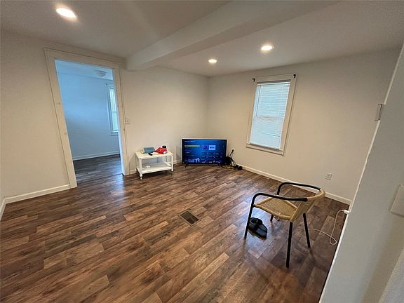 3rd image of 710 N Rogers Ave