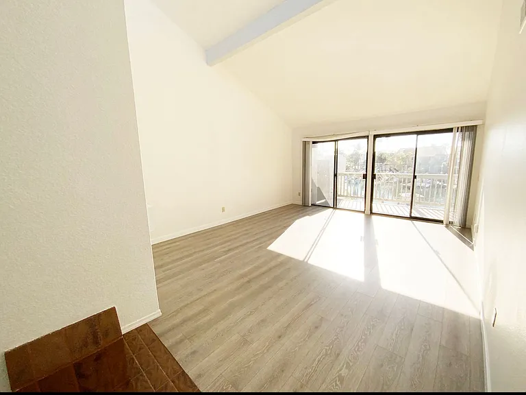 80 Kingston Ct W — Photo 8