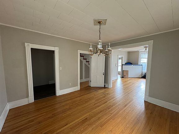 4th image of 121 W John St