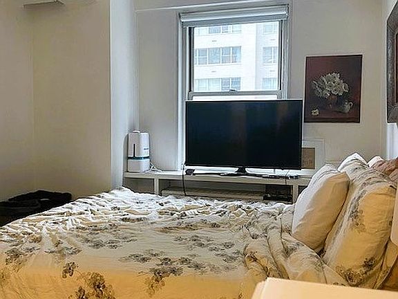 5th image of 100 W 57th St APT 10I
