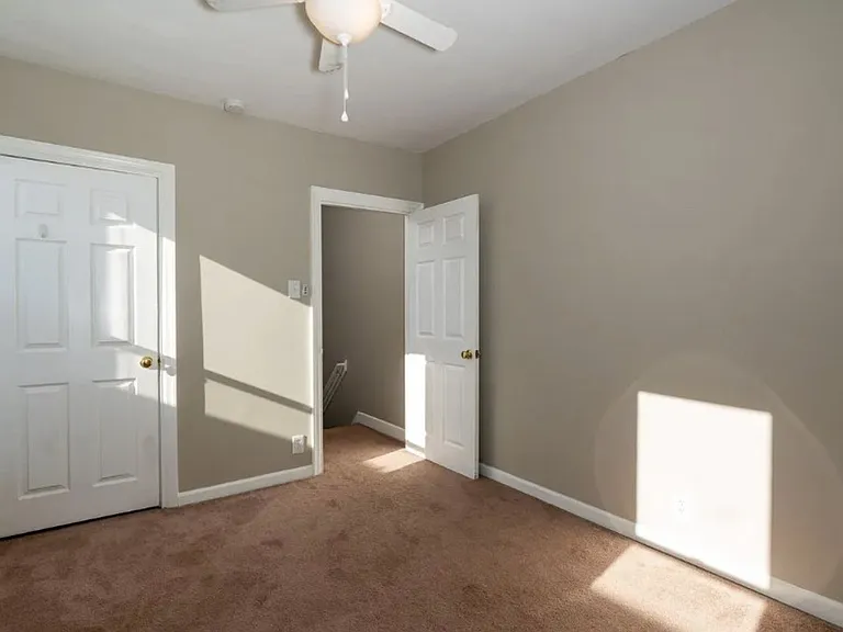 925 N Pine St — Photo 12