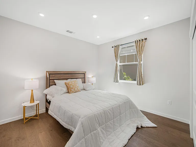 153 E Central Pkwy — Photo 35