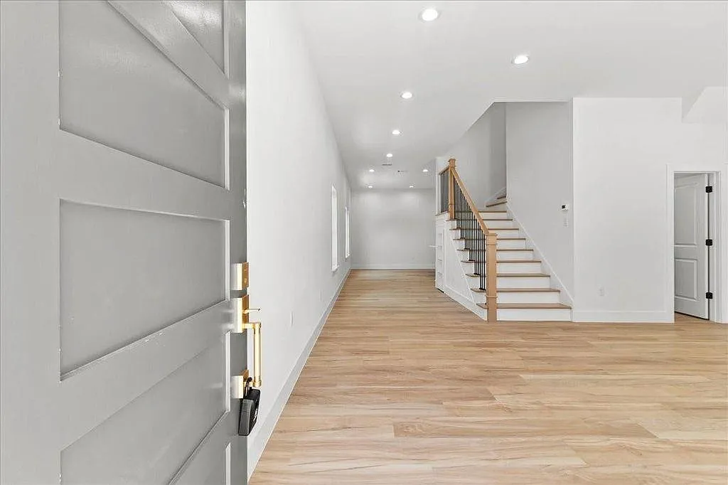 3 bed, 2.5 bath, 1750 sqft, $2,300 — Photo 2
