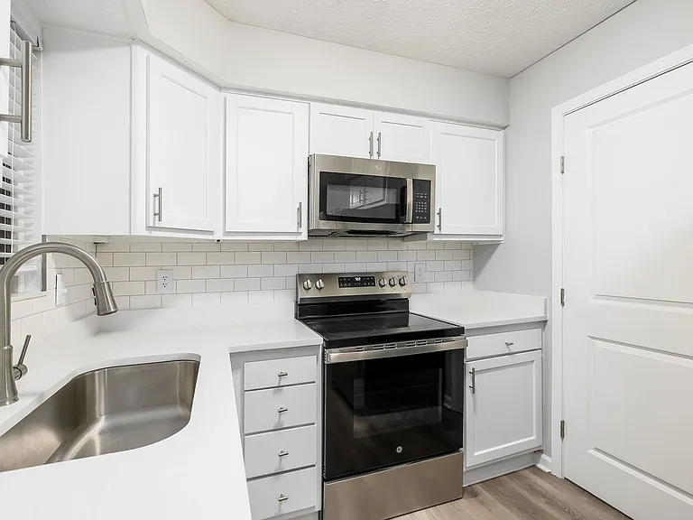 3085-3194 Griggsview Court — Photo 14