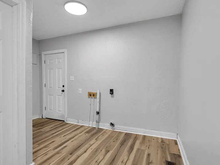411 N Oakland Ave — Photo 12