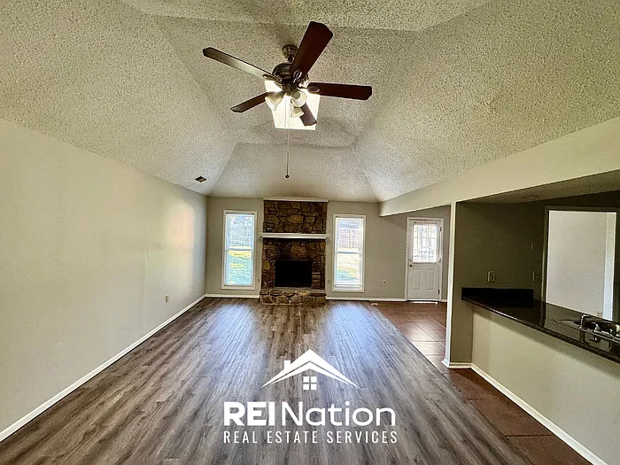 3 bed, 2.0 bath, 1318 sqft, $1,545 — Photo 3