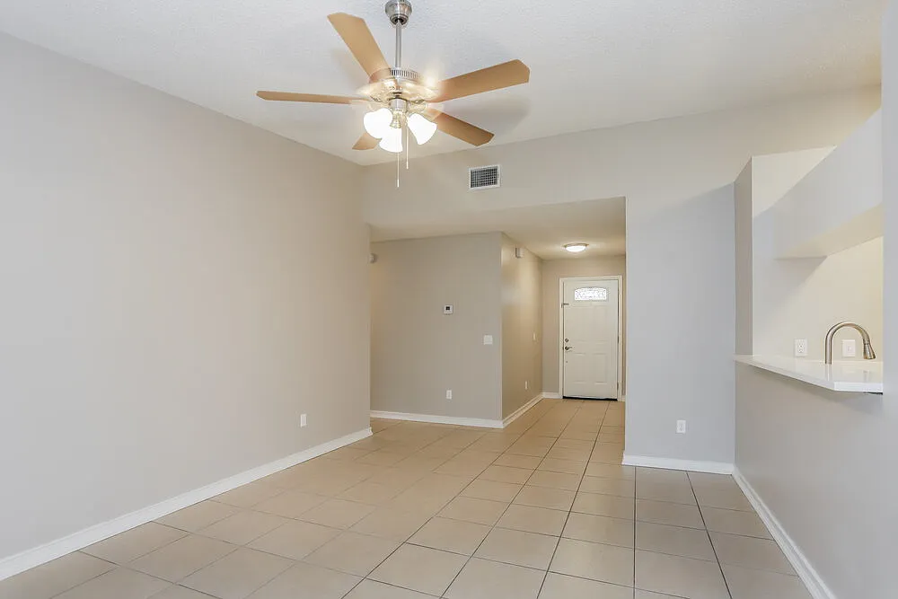 3 bed, 2.0 bath, 1156 sqft, $2,135 — Photo 3
