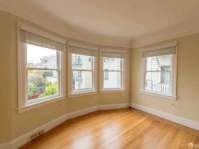 2124 Bay St — Photo 8