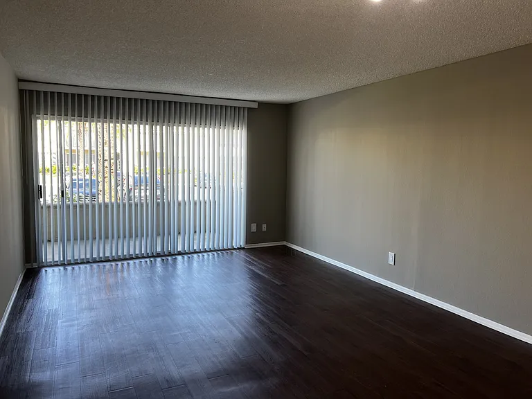 Versailles on the Lake Apartments — Photo 102
