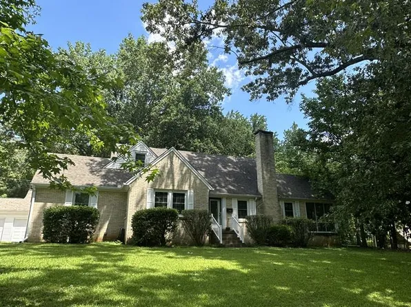 1104 E Wood St, Paris, TN 38242