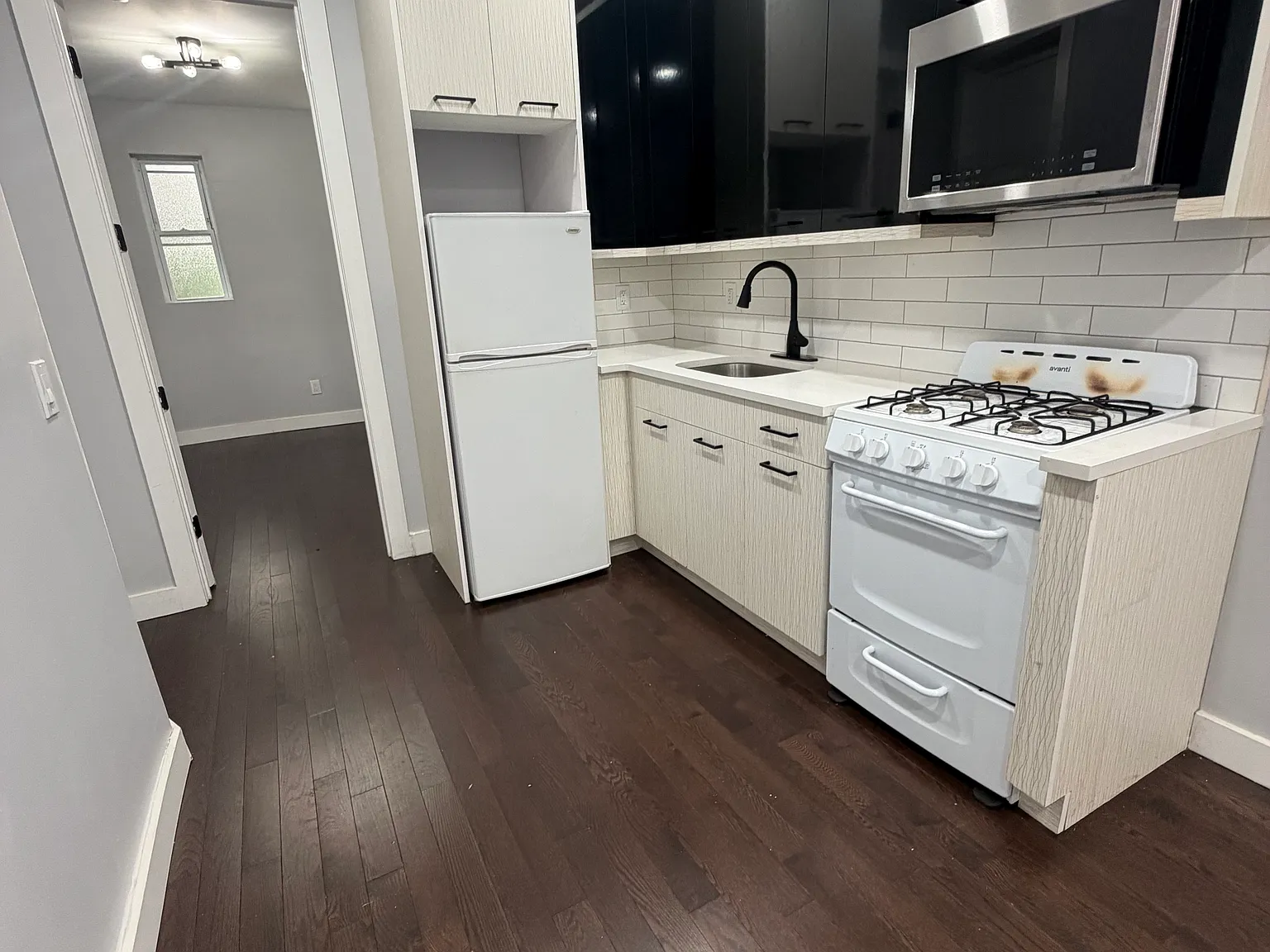 2 bed, 750 sqft, $2,200 — Photo 4