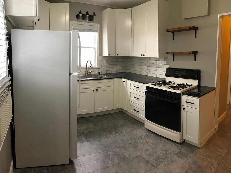 Kitchen (1 of 2 photos)