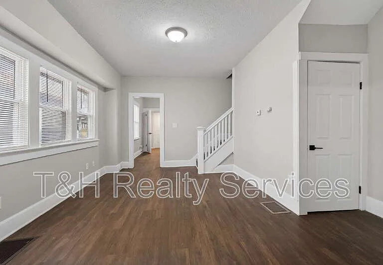 926 W 32nd St — Photo 7