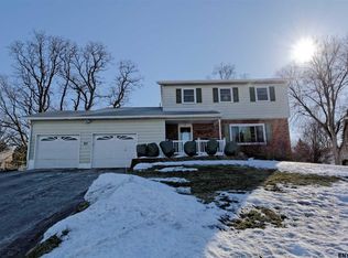 23 Fairlawn Dr, Latham, NY 12110