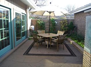21 Briarwood S, Oak Brook, IL