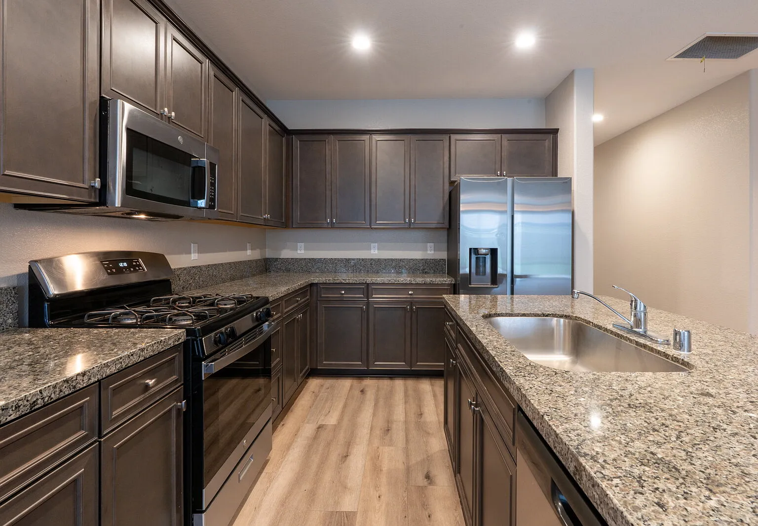 3 bed, 2.0 bath, 1620 sqft, $2,100 — Photo 4