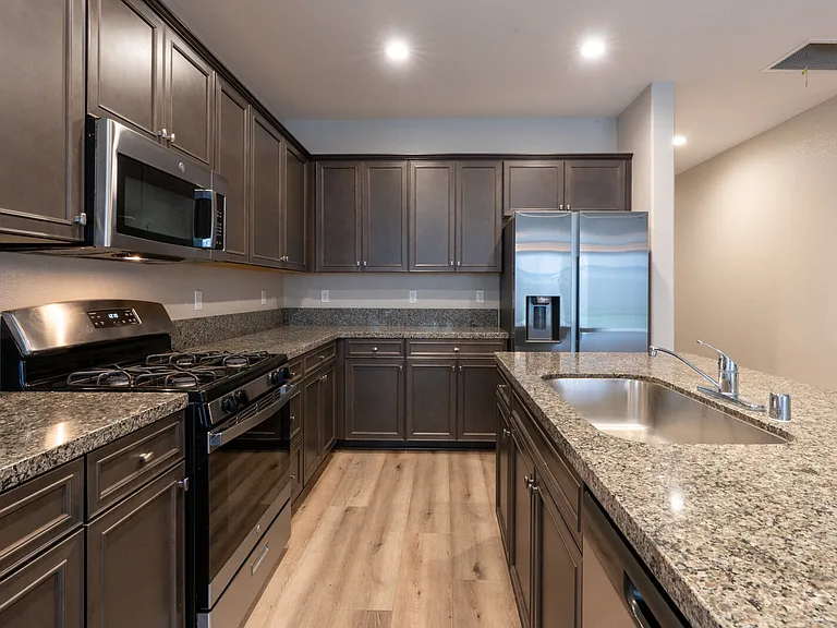 814 Courtney Ct — Photo 4