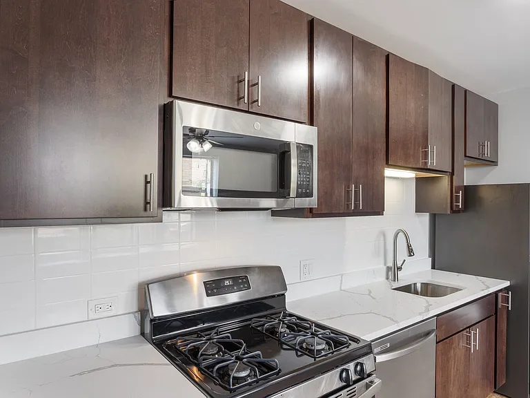 1625 W Howard St — Photo 1