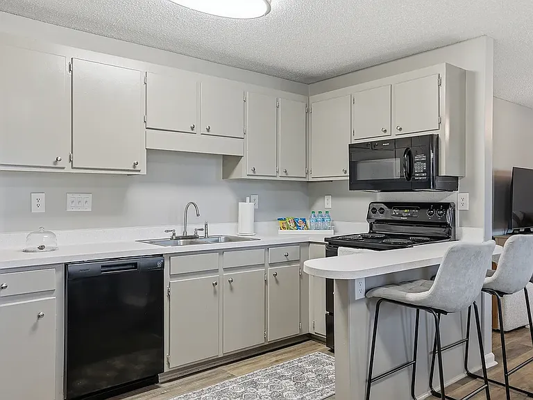 Westpointe Apartments — Photo 14