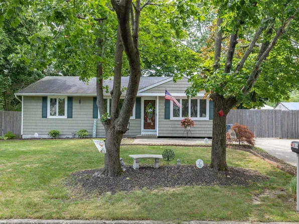 2814 Falcon Avenue, Medford, NY 11763