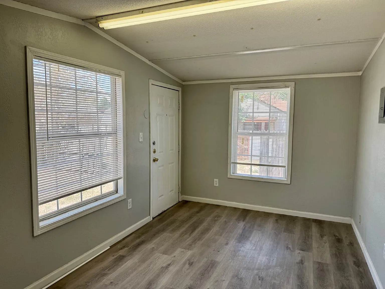 1 bed, 1.0 bath, 400 sqft, $400 — Photo 3
