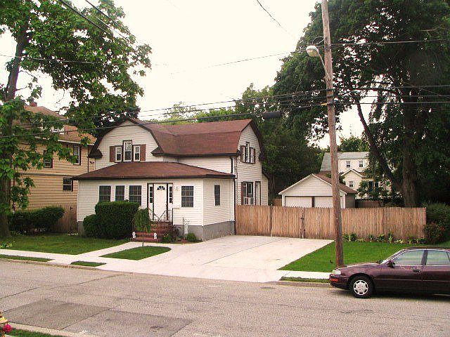 2nd image of 54 Nassau Ave