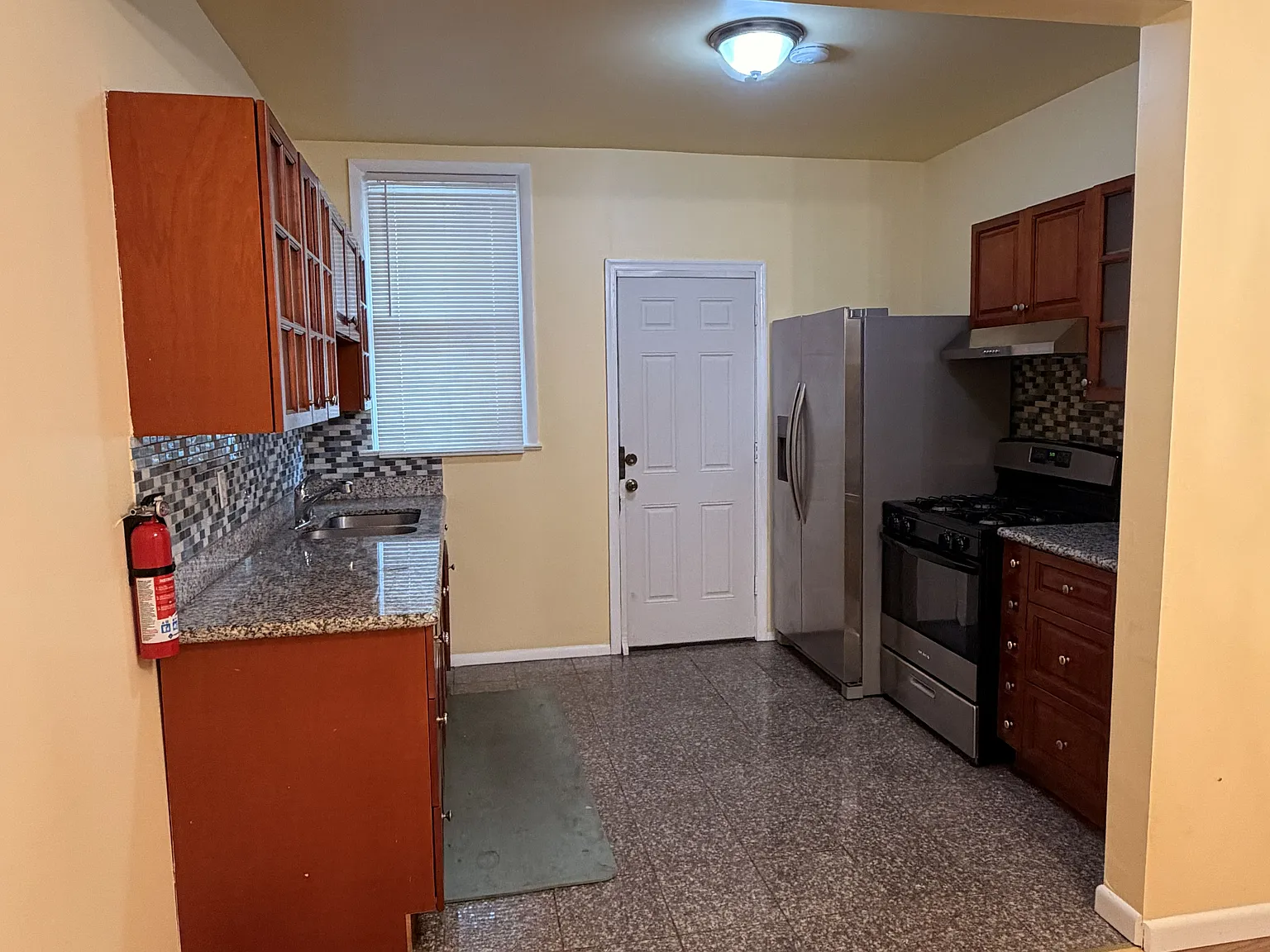 3 bed, 1.5 bath, 1160 sqft, $1,600 — Photo 3