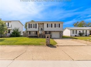 105 Hampton Ln, Hurricane, WV 25526