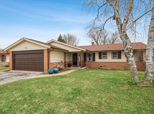 9 Forest Ln, Elk Grove Village, IL 60007