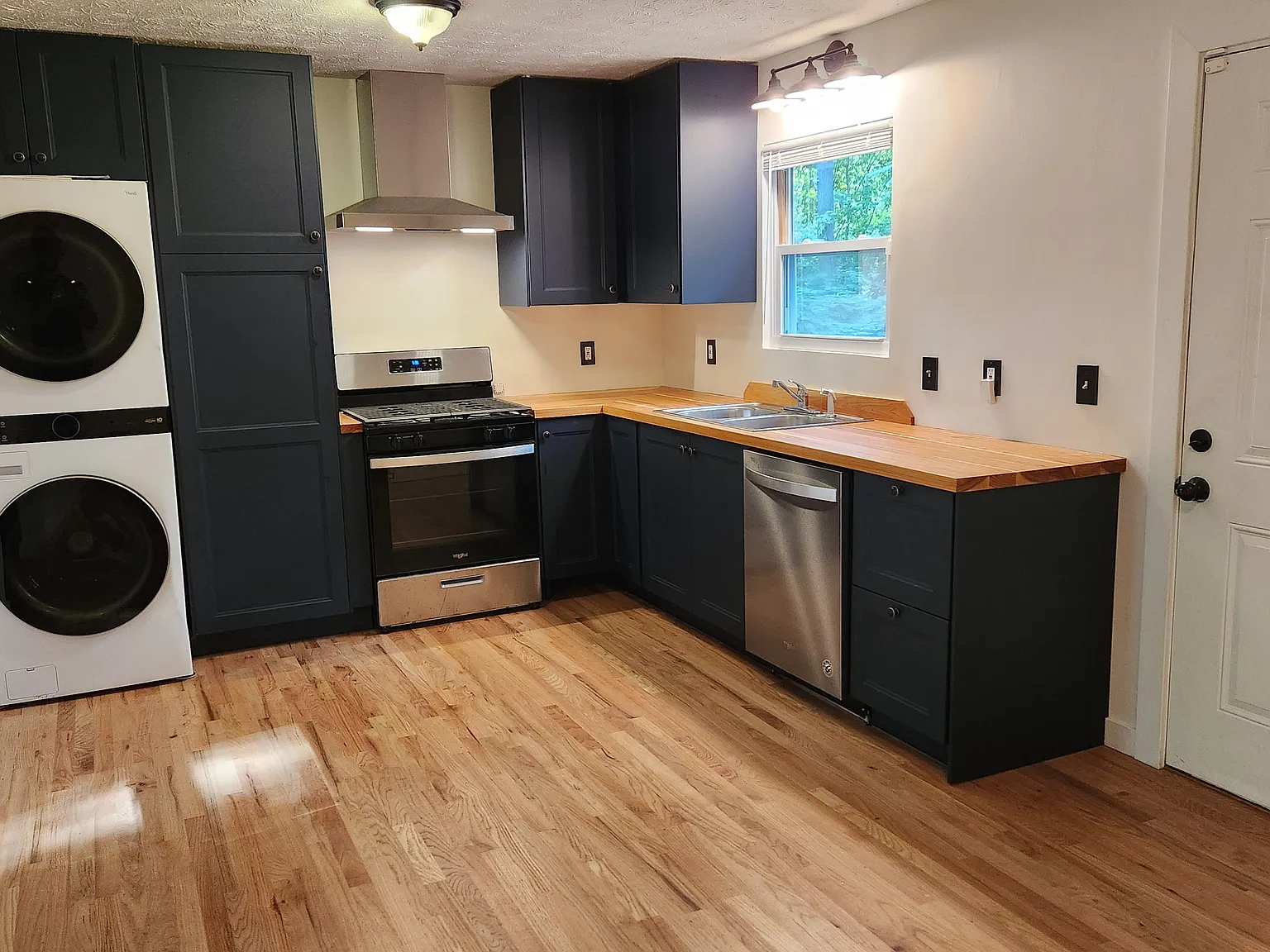 3 bed, 1.5 bath, 1075 sqft, $1,450 — Photo 3