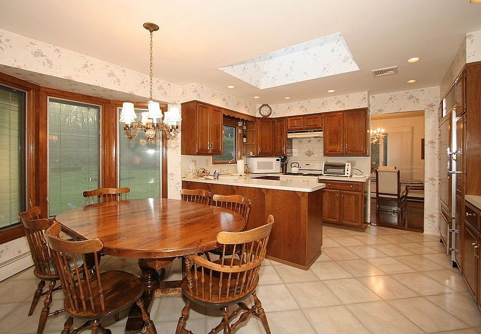Eat-in-kitchen