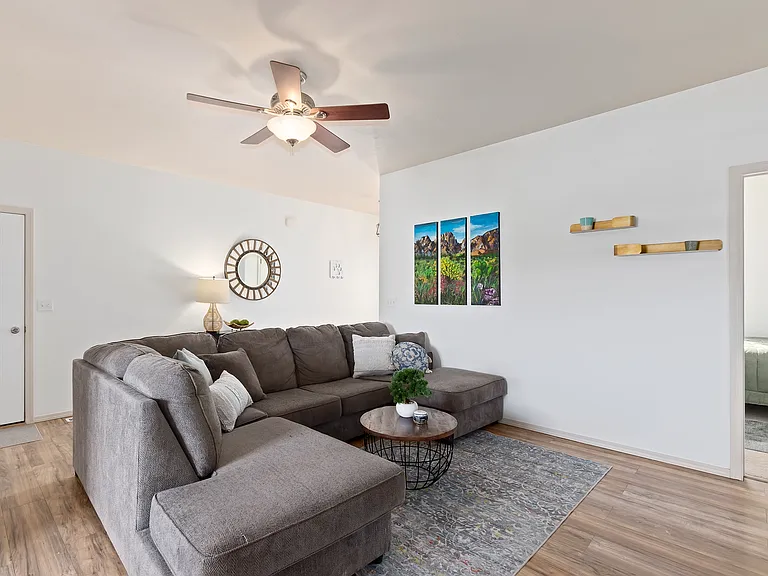 1544 Vista Dr — Photo 2