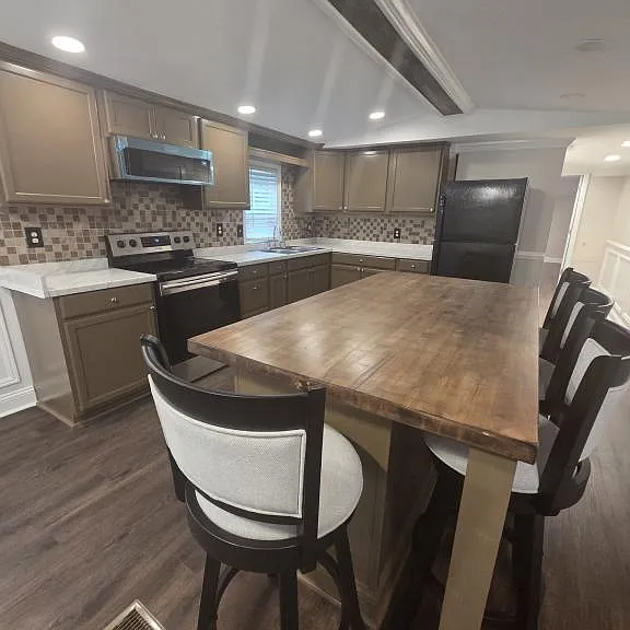 2095 N Kings Hwy — Photo 9