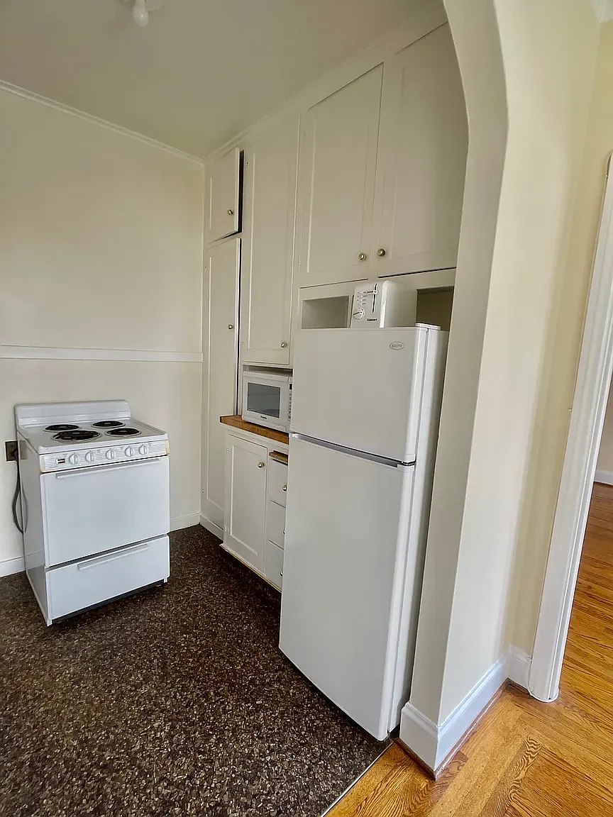 Large Studio with small car Parking included in rent! — Photo 3