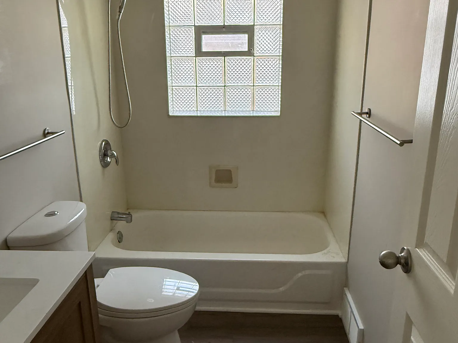 2 bed, 900 sqft, $1,950 — Photo 2