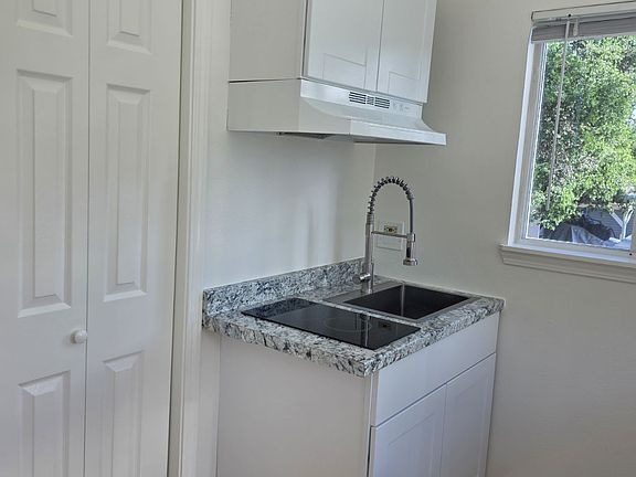 5th image of 934 Clark St E