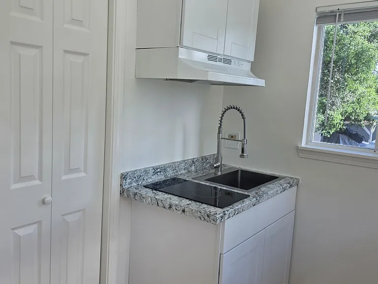 934 Clark St E — Photo 5