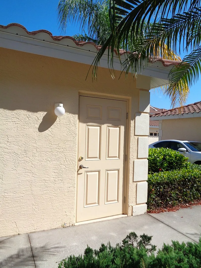 Available 2BR+Den/2BA/1CG 1st Floor Condo — Photo 3