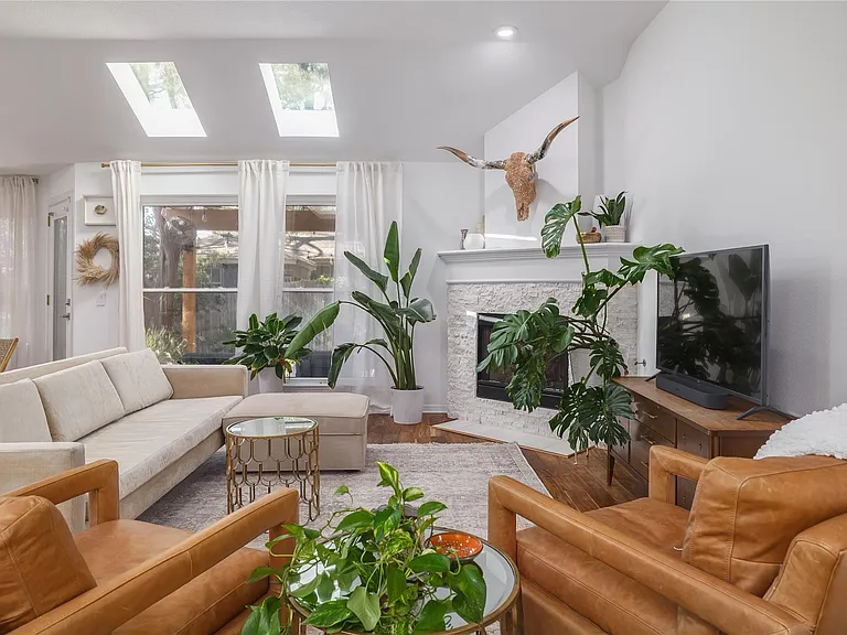 8820 Escabosa Dr — Photo 5