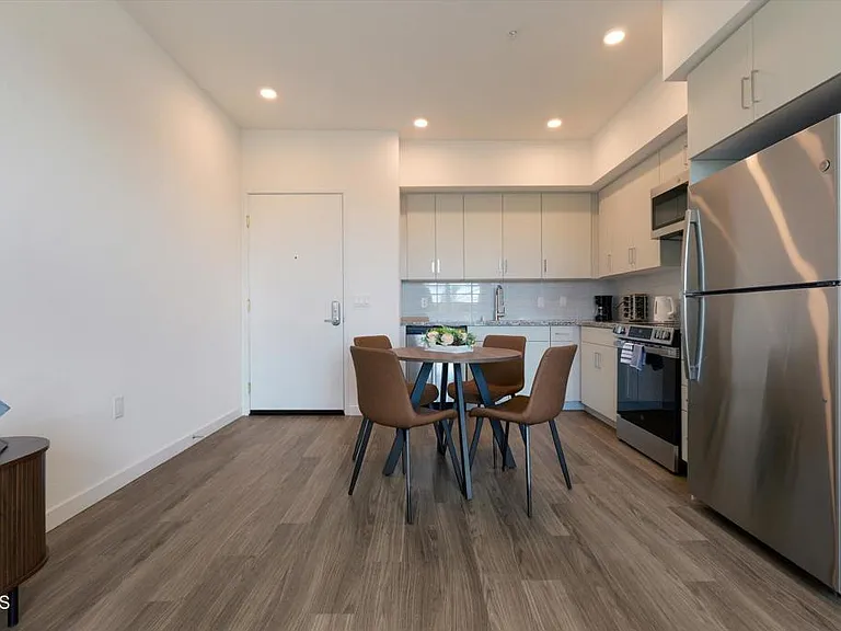 18900 Parthenia St #315 — Photo 4