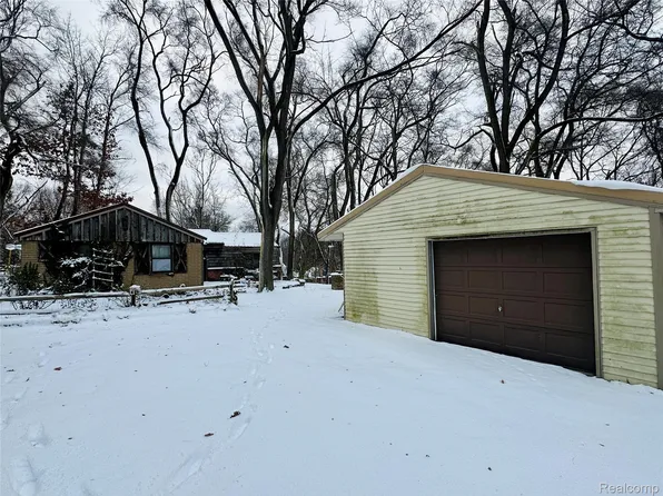 8092 Halfway Dr, Brighton, MI 48116