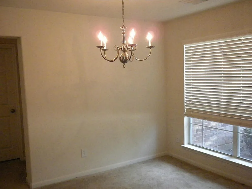3 bed, 2.5 bath, 2005 sqft, $1,975 — Photo 2