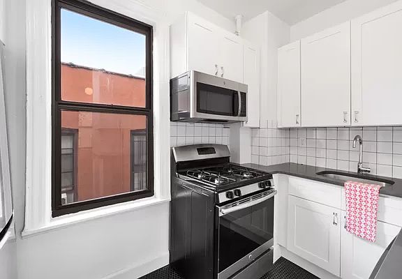 4th image of 1075 Grant Ave #4