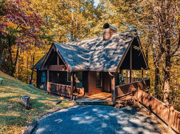 4328 Parkside Village Dr, Sevierville, TN 37862