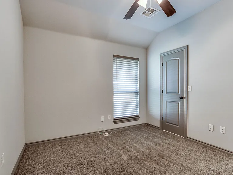 6133 Oxnard St — Photo 38