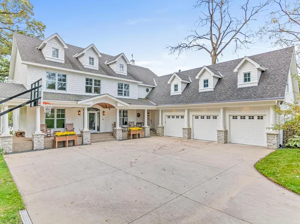 320 McCarrons Blvd N, Roseville, MN 55113